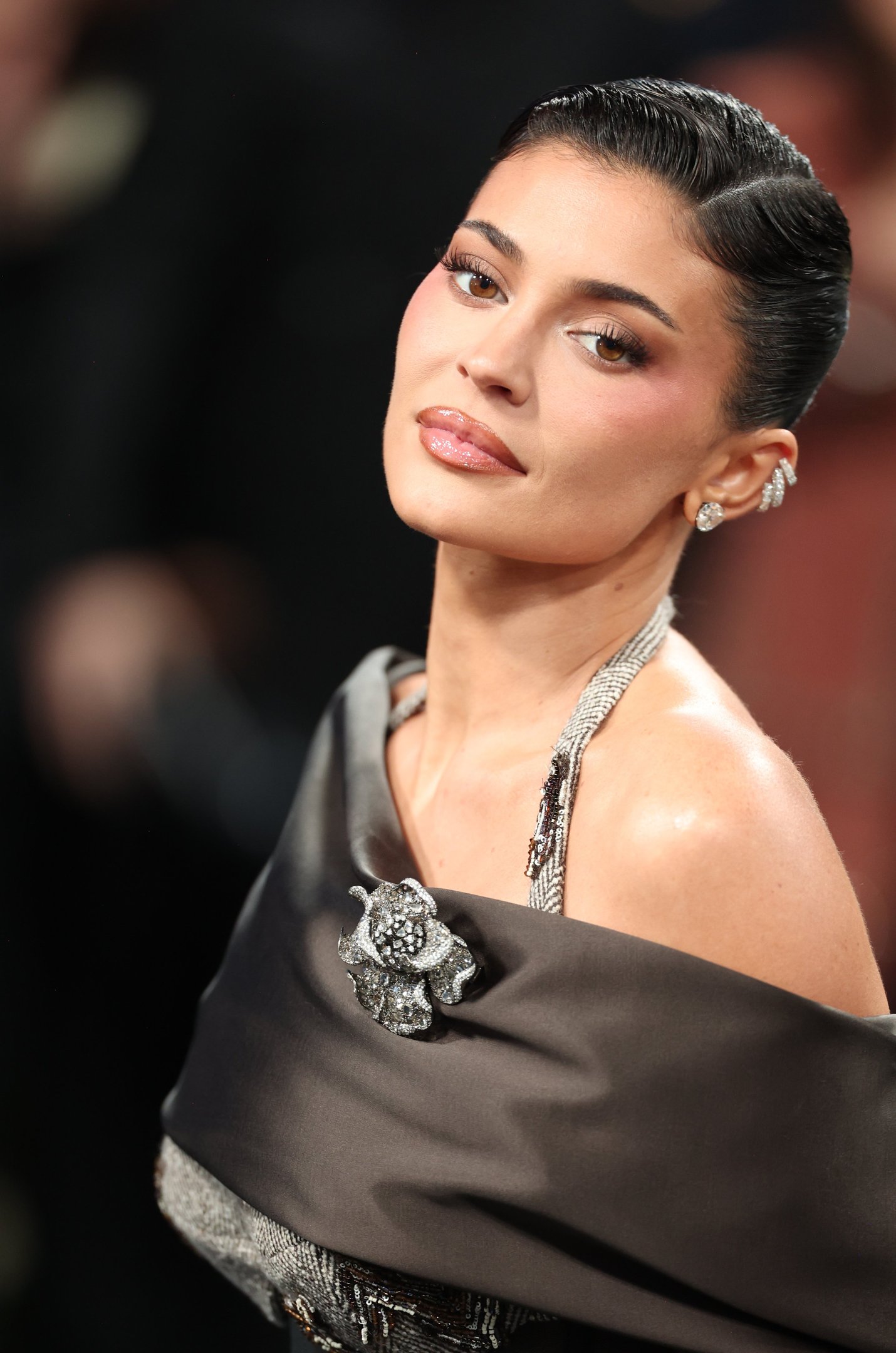 Pessoa elegante com vestido sofisticado, destacando-se pela beleza e estilo clássico em evento de gala. Beleza das celebridades