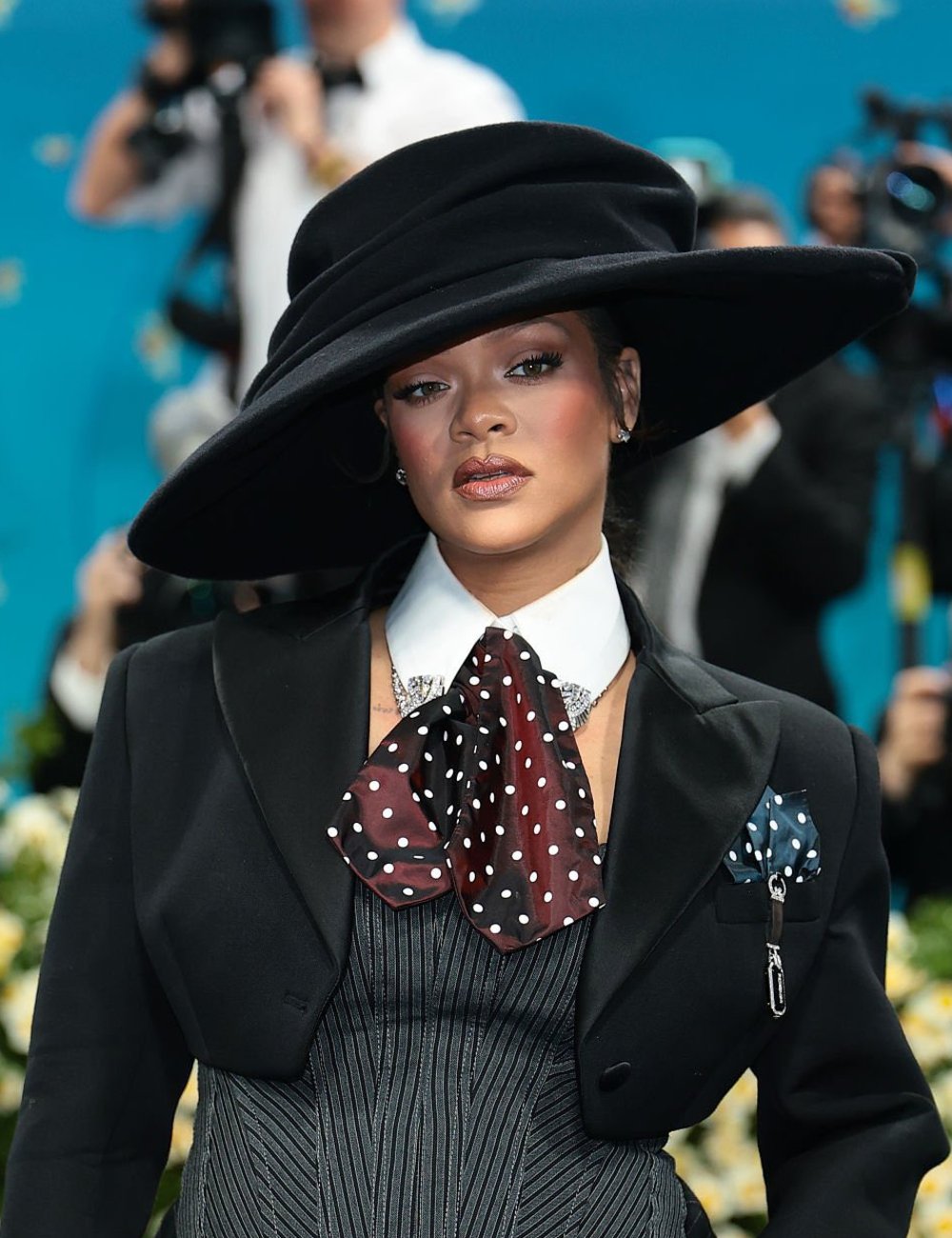 Pessoa elegante com chapéu grande e roupa estilosa posando para câmeras. Beleza das celebridades