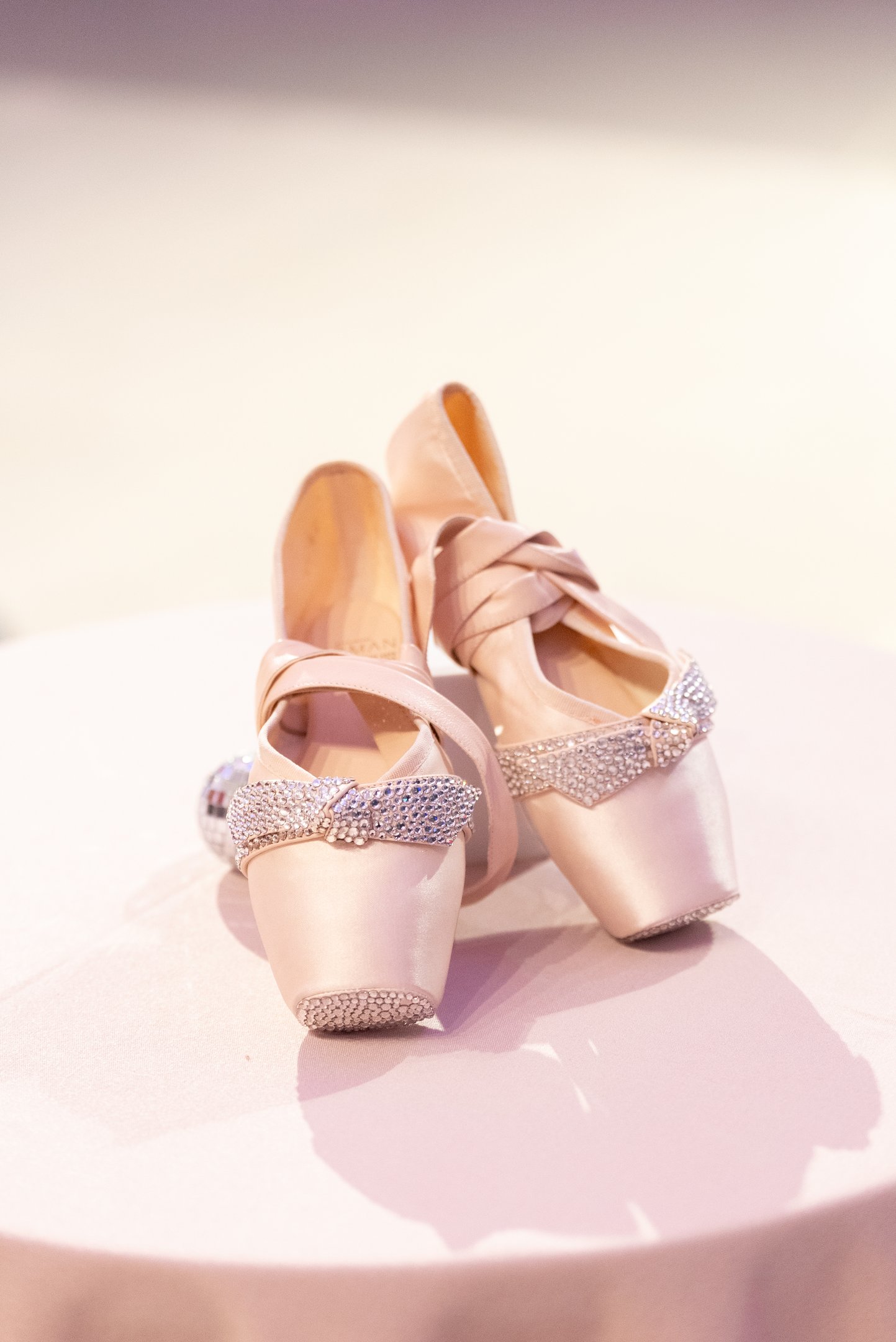 Par de sapatilhas rosa com cristais na ponta, lembrando o estilo sofisticado de Alexandre Birman.