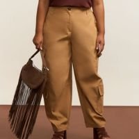 Calça Barrel Empapelada com Bolsos Cargo Curve & Plus Size Bege