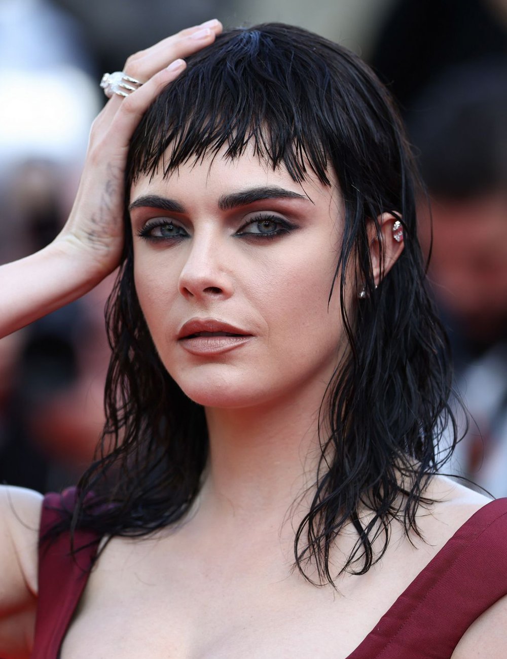 Cara Delevingne posa no tapete vermelho do Festival de Cannes 2025