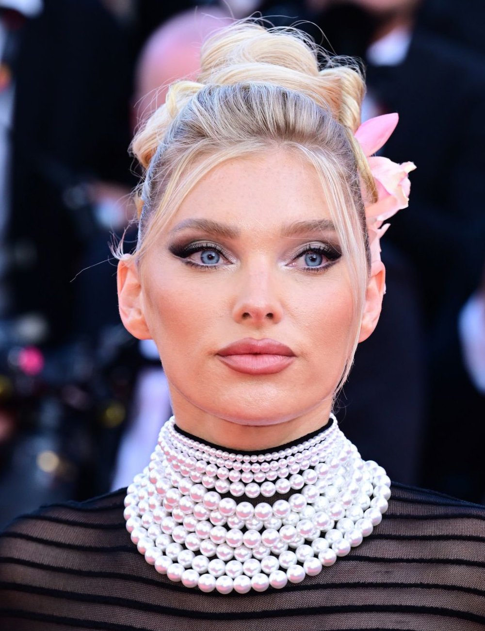 Elsa Hosk posa no tapete vermelho do Festival de Cannes