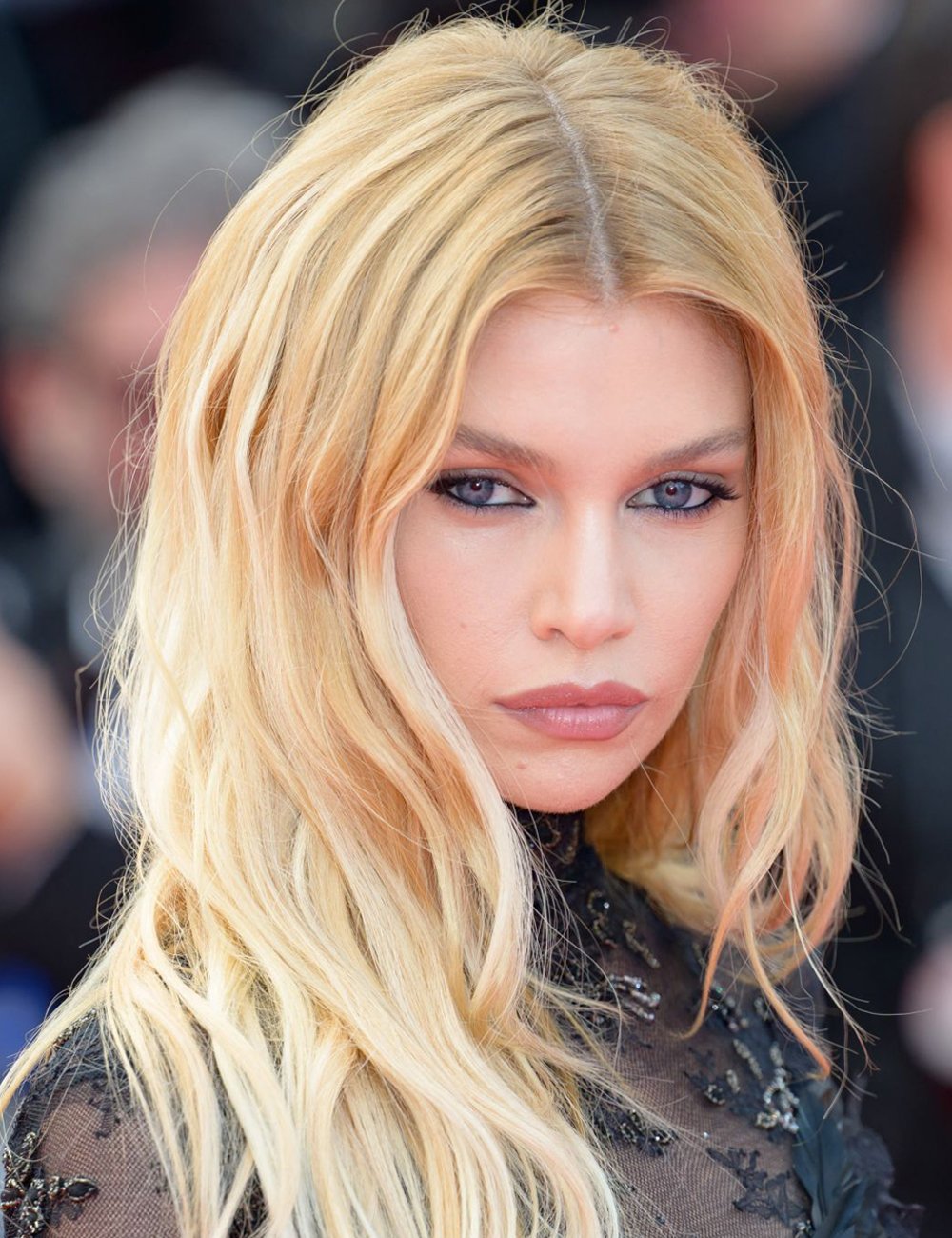 Stella Maxwell posa no tapete vermelho do Festival de Cannes 2025