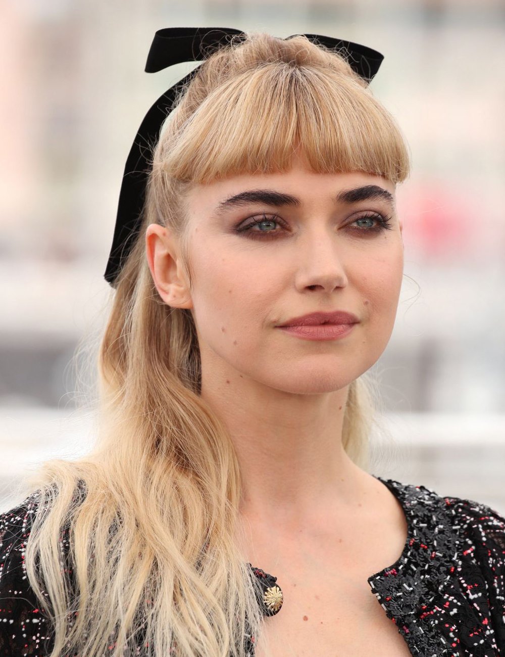 Imogen Poots posa no tapete vermelho do Festival de Cannes 2025