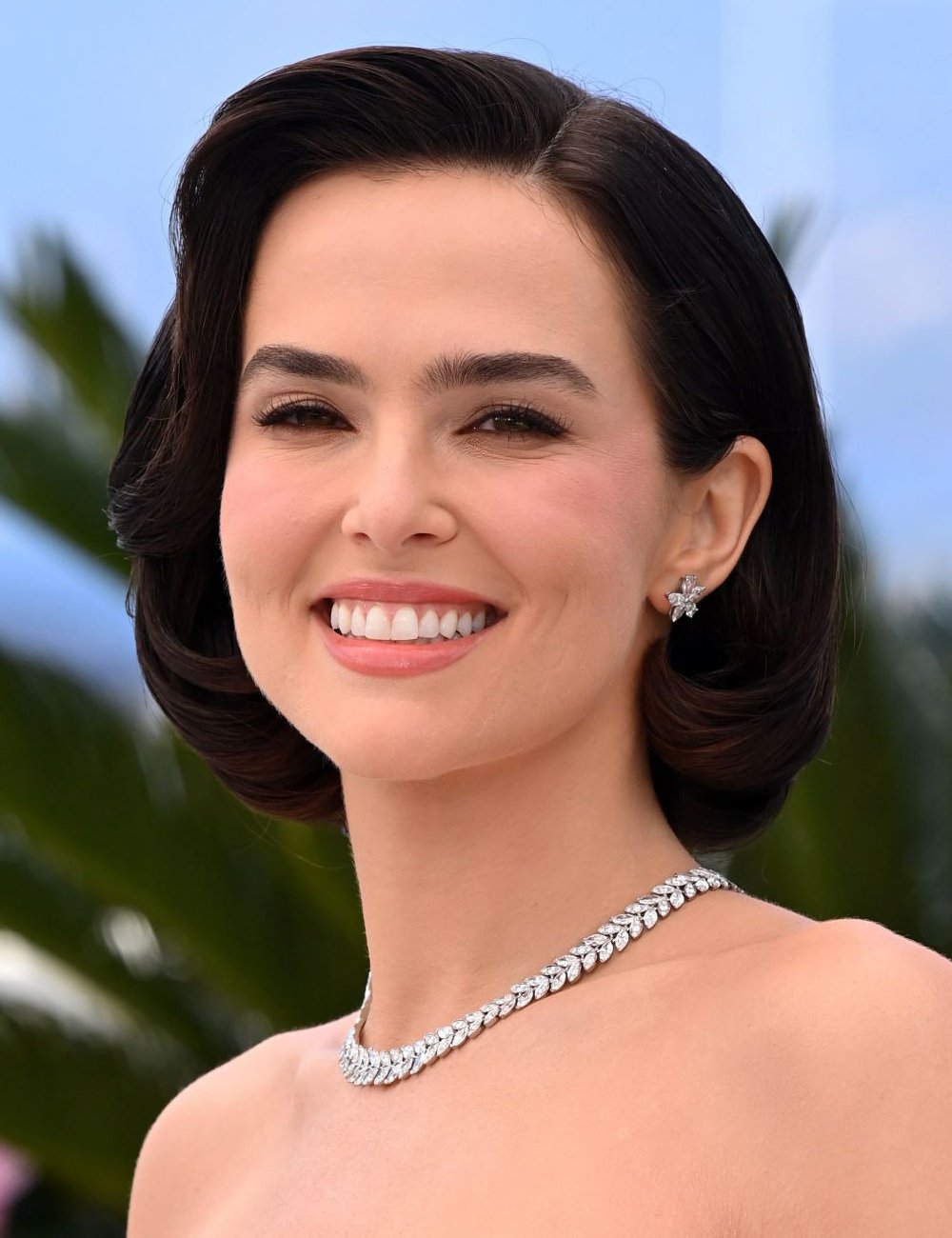 Zoey Deutch posa no tapete vermelho do Festival de Cannes 2025