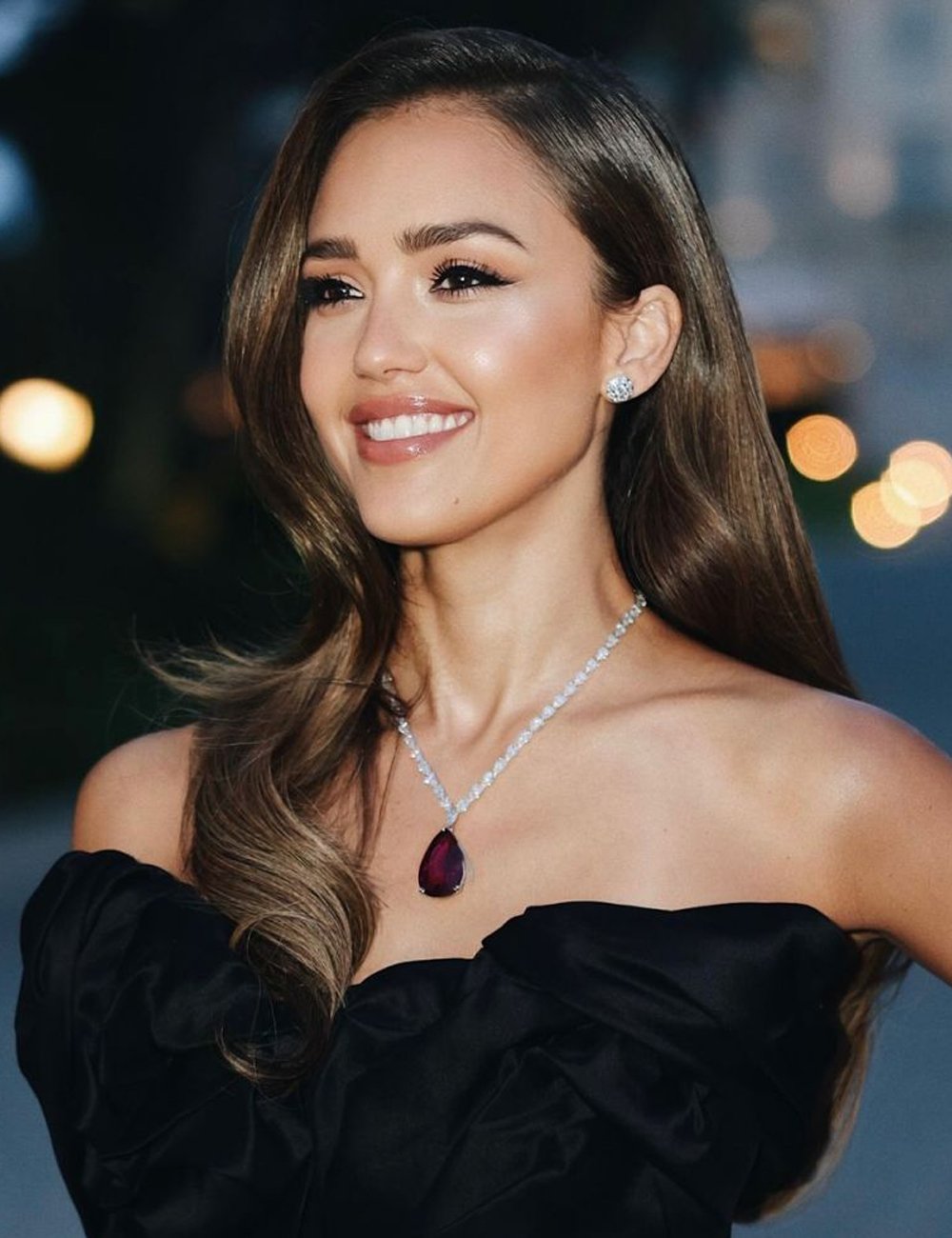 Jessica Alba posa no tapete vermelho do Festival de Cannes 2025