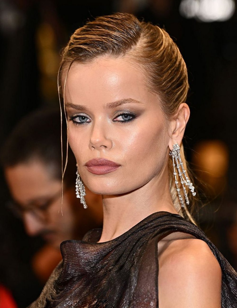 Frida Aasen posa no tapete vermelho do Festival de Cannes 2025