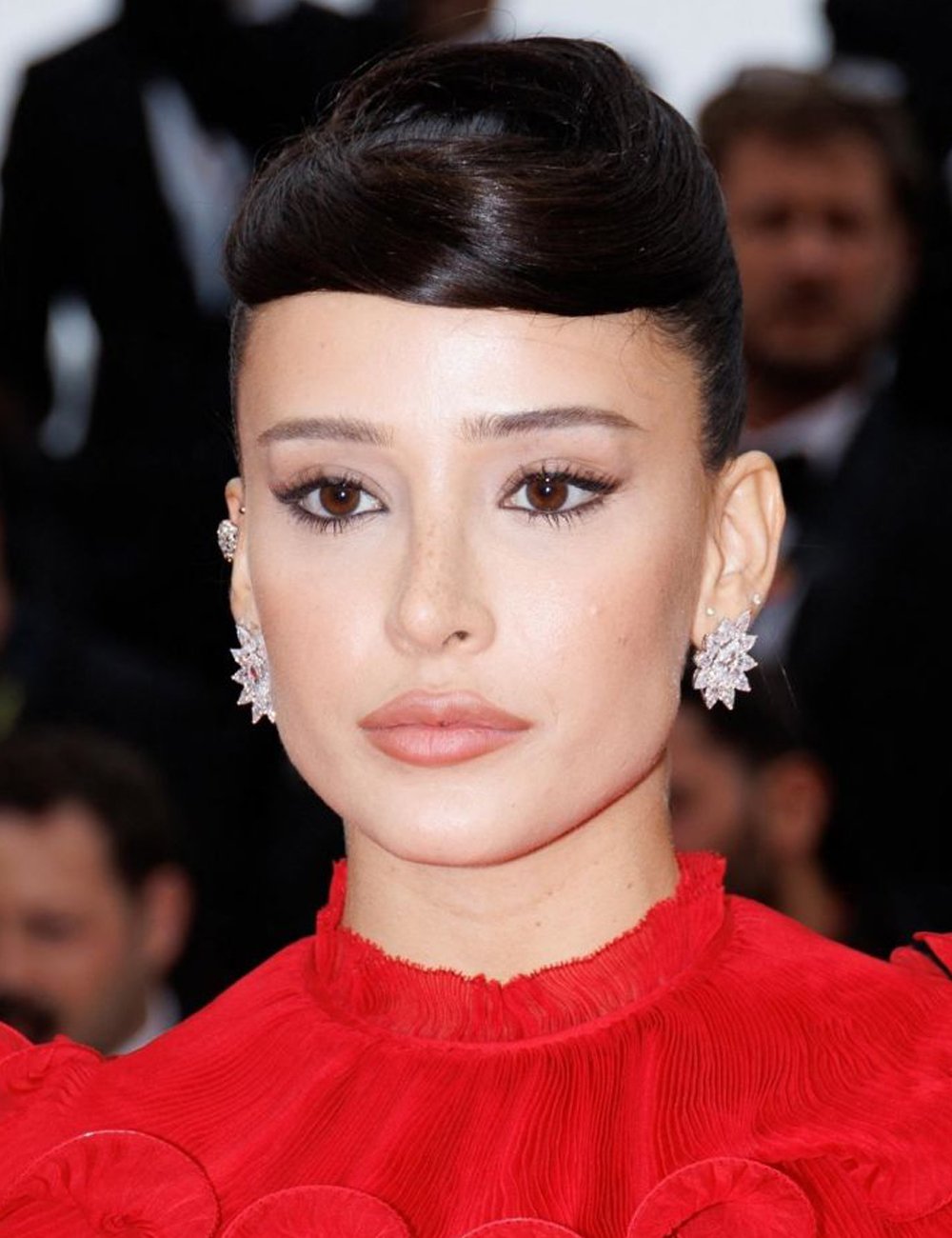 Livia Nunes posa no tapete vermelho do Festival de Cannes 2025