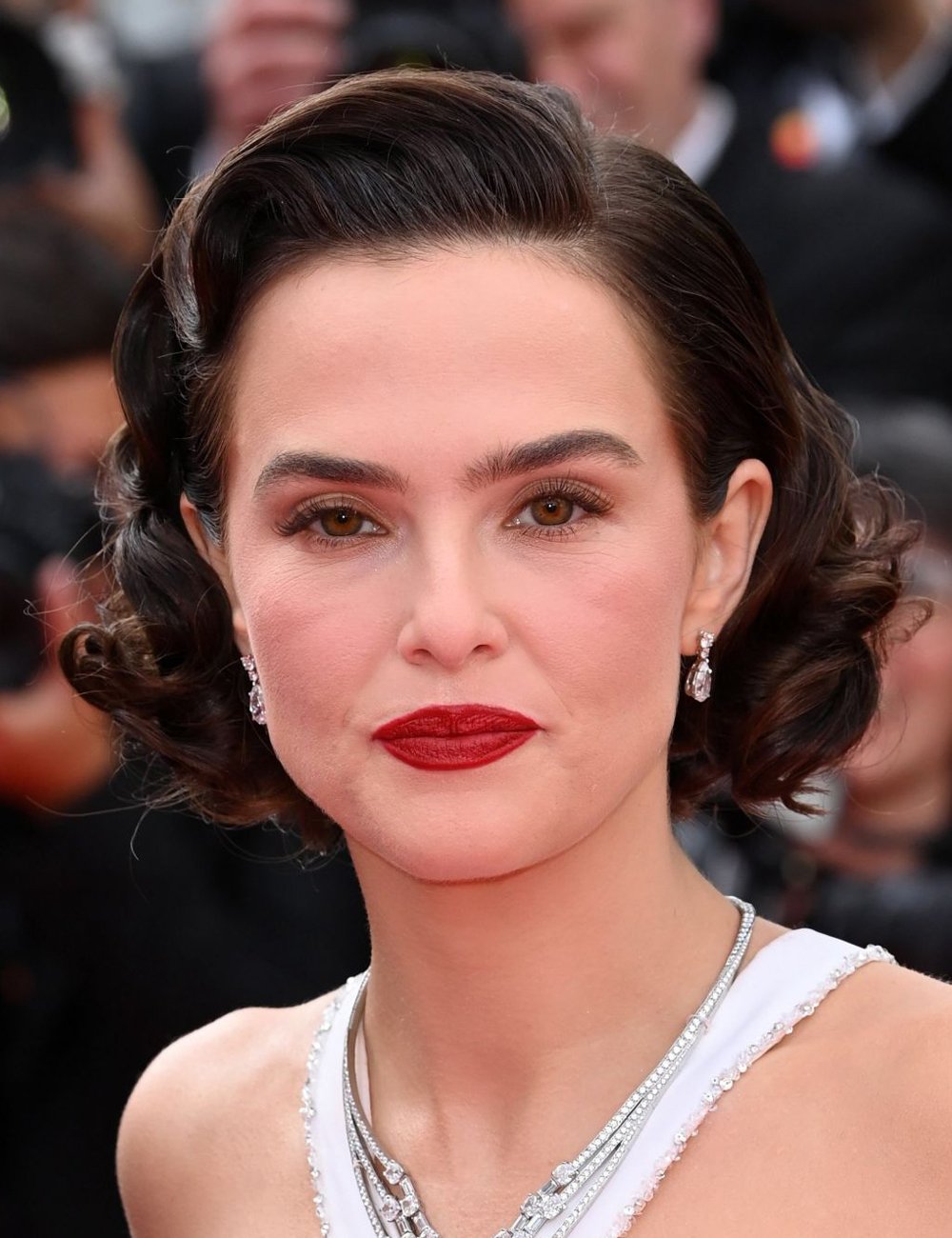 Zoey Deutch posa no tapete vermelho do Festival de Cannes 2025