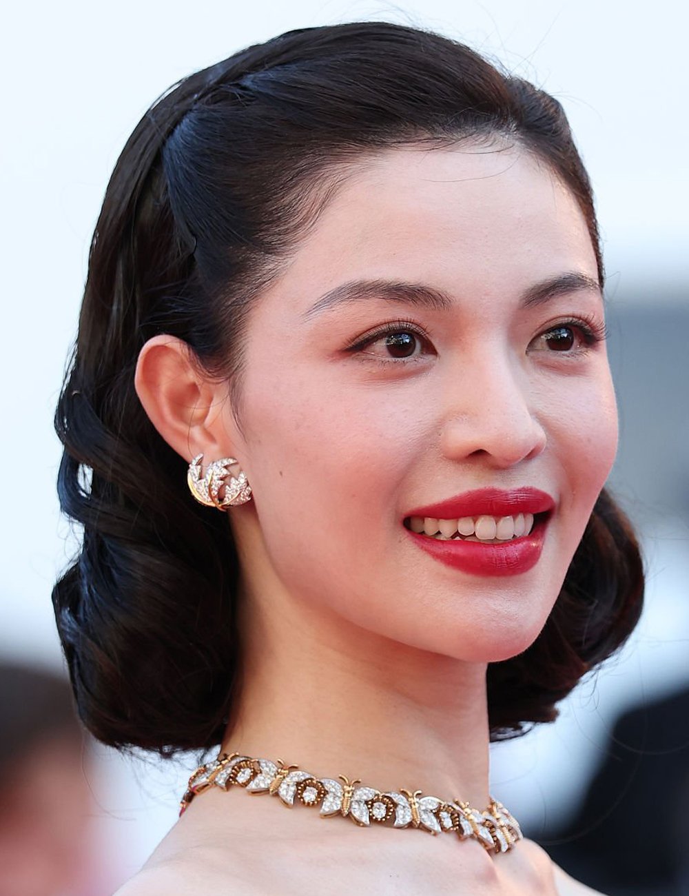 Elaine Zhong posa no tapete vermelho do Festival de Cannes 2025