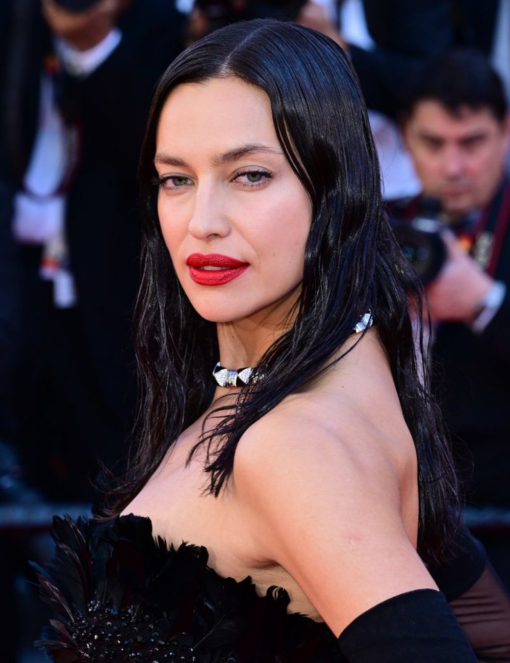 Irina Shayk posa no tapete vermelho do Festival de Cannes 2025