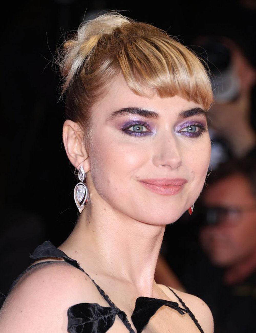 Imogen Poots posa no tapete vermelho do Festival de Cannes 2025