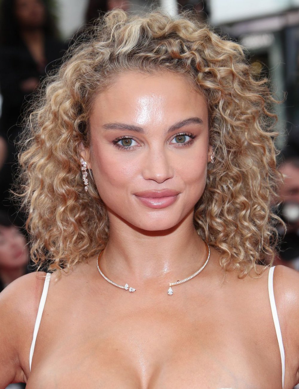 Rose Bertram posa no tapete vermelho do Festival de Cannes 2025