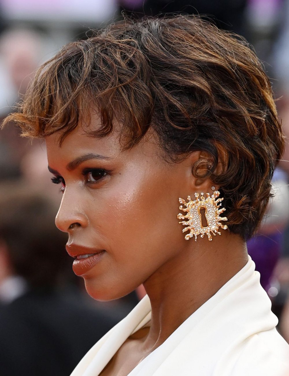 Sabrina Dhowre posa no tapete vermelho do Festival de Cannes 2025