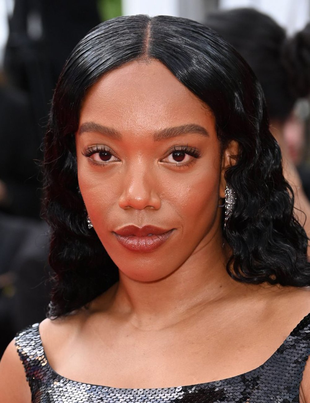 Naomi Ackie posa no tapete vermelho do Festival de Cannes 2025