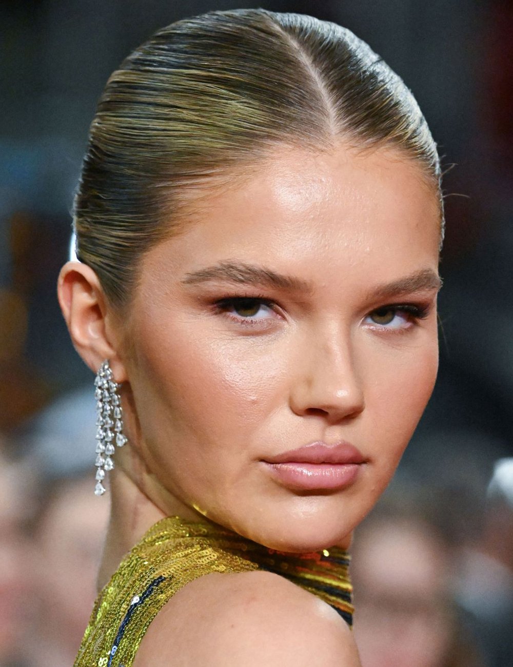 Ellie Thumann posa no tapete vermelho do Festival de Cannes 2025