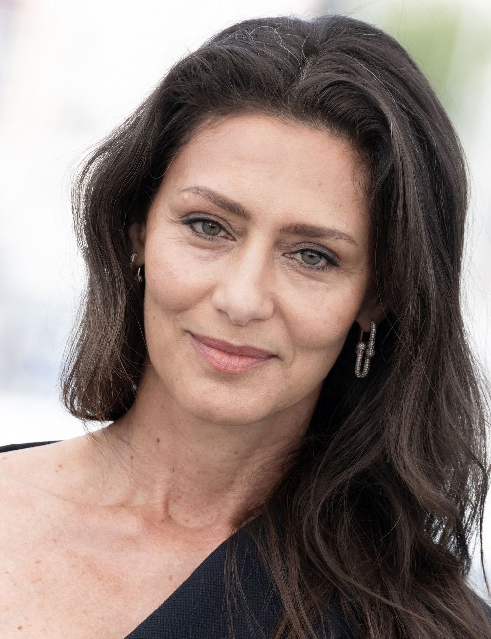 Maria Fernanda Cândido posa no tapete vermelho do Festival de Cannes 2025