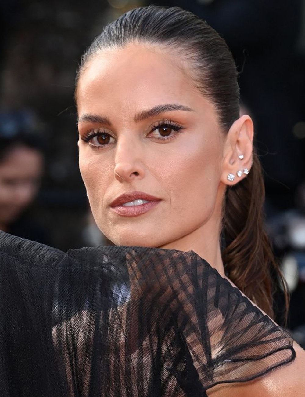 Izabel Goulart posa no tapete vermelho do Festival de Cannes 2025