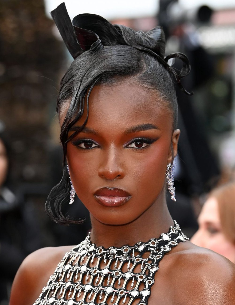 Leomie Anderson posa no tapete vermelho do Festival de Cannes 2025
