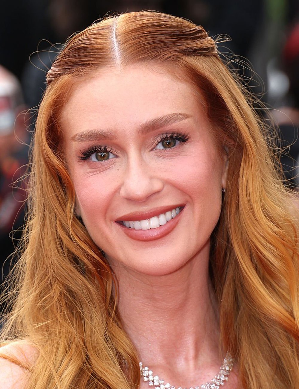Marina Ruy Barbosa  posa no tapete vermelho do Festival de Cannes 2025