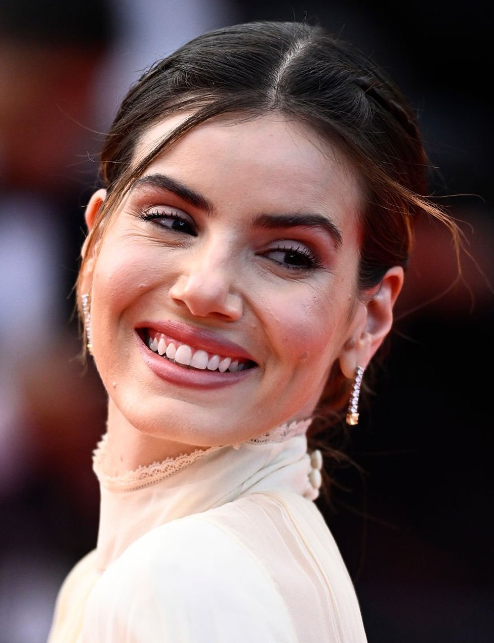 Camila Queiroz posa no tapete vermelho do Festival de Cannes 2025
