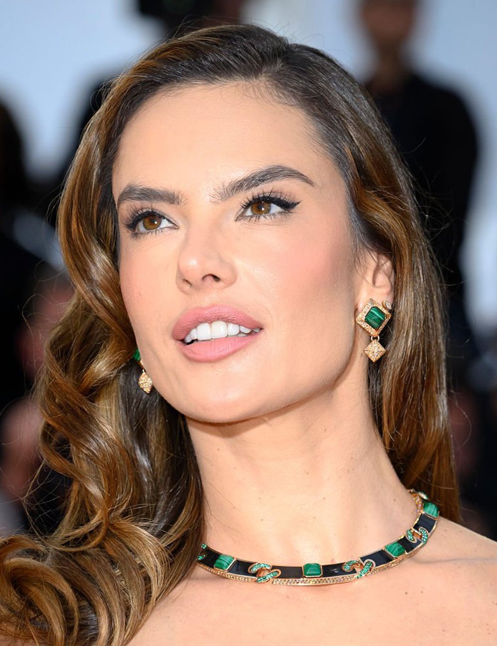 Alessandra Ambrósio posa no tapete vermelho do Festival de Cannes 2025