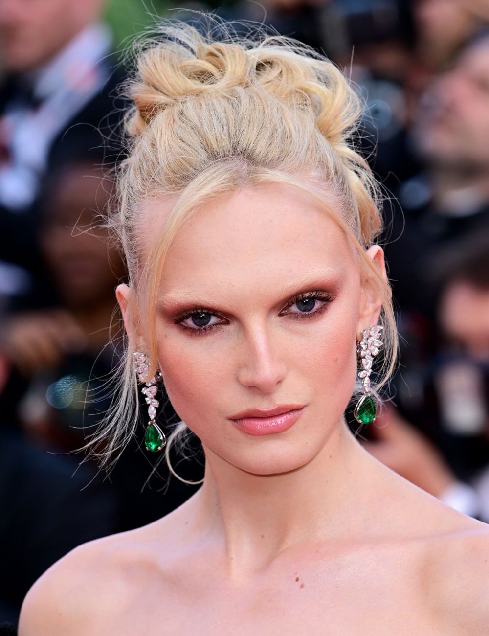 Alex Consani posa no tapete vermelho do Festival de Cannes 2025