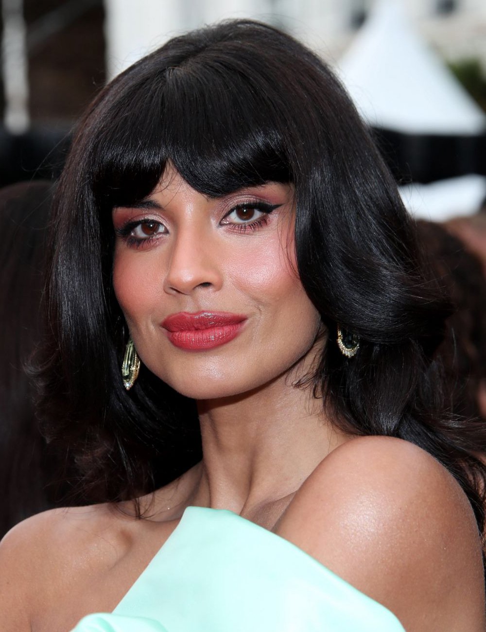 Jameela Jamil posa no tapete vermelho do Festival de Cannes 2025