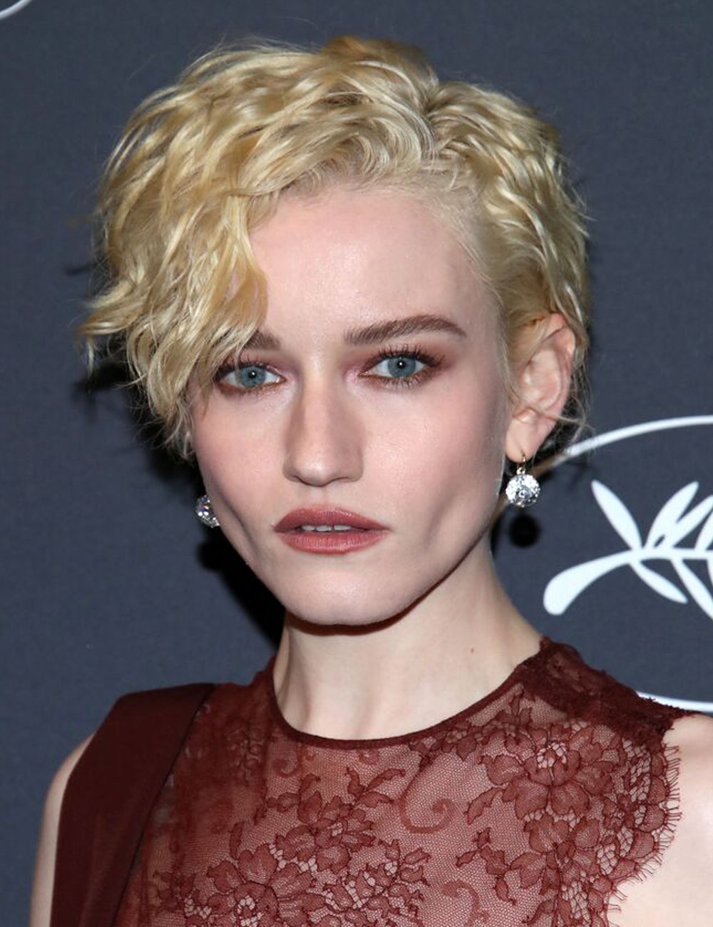 Julia Garner posa no tapete vermelho do Festival de Cannes 2025