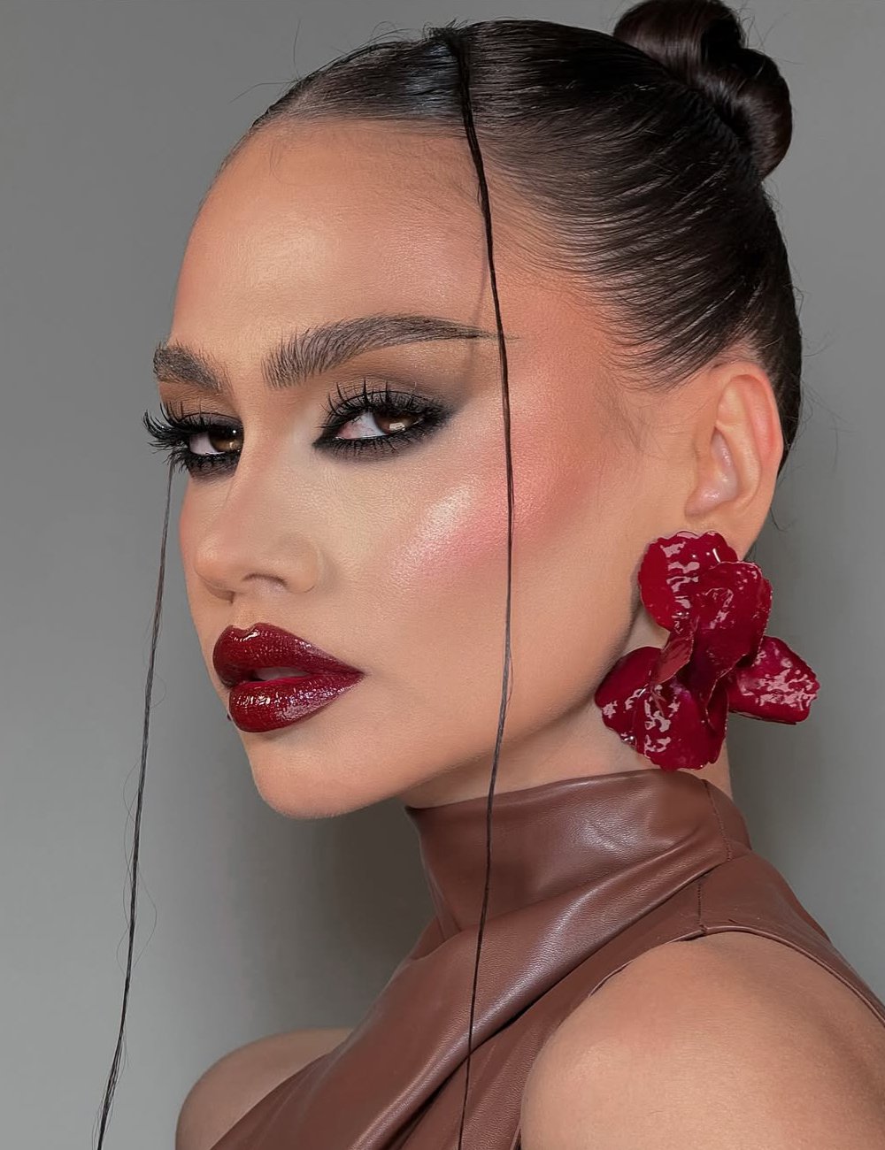 Modelo usa maquiagem inspirada na tendência cherry core