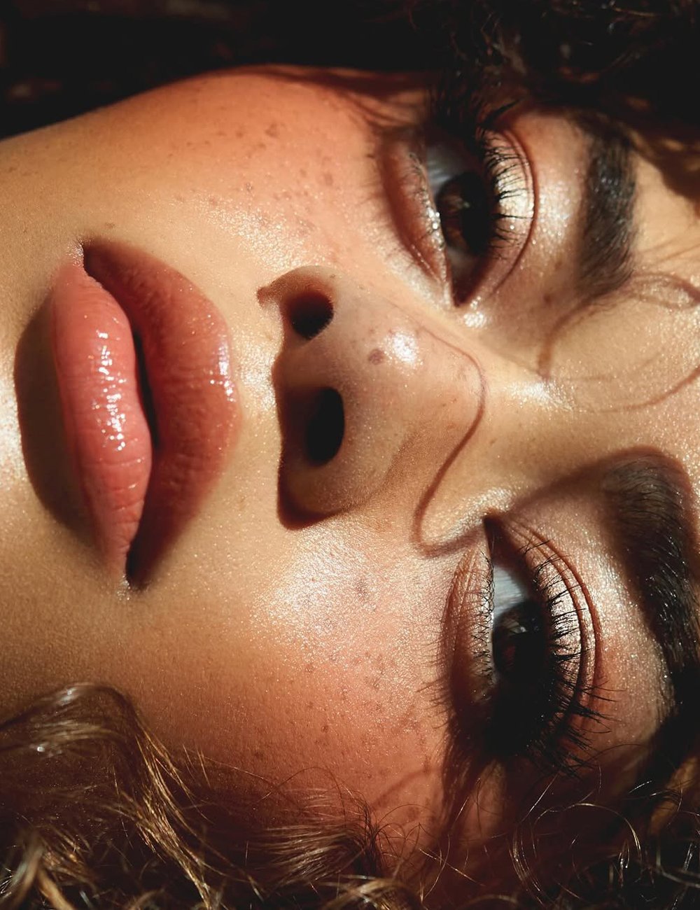 modelo exibe cílios volumosos
