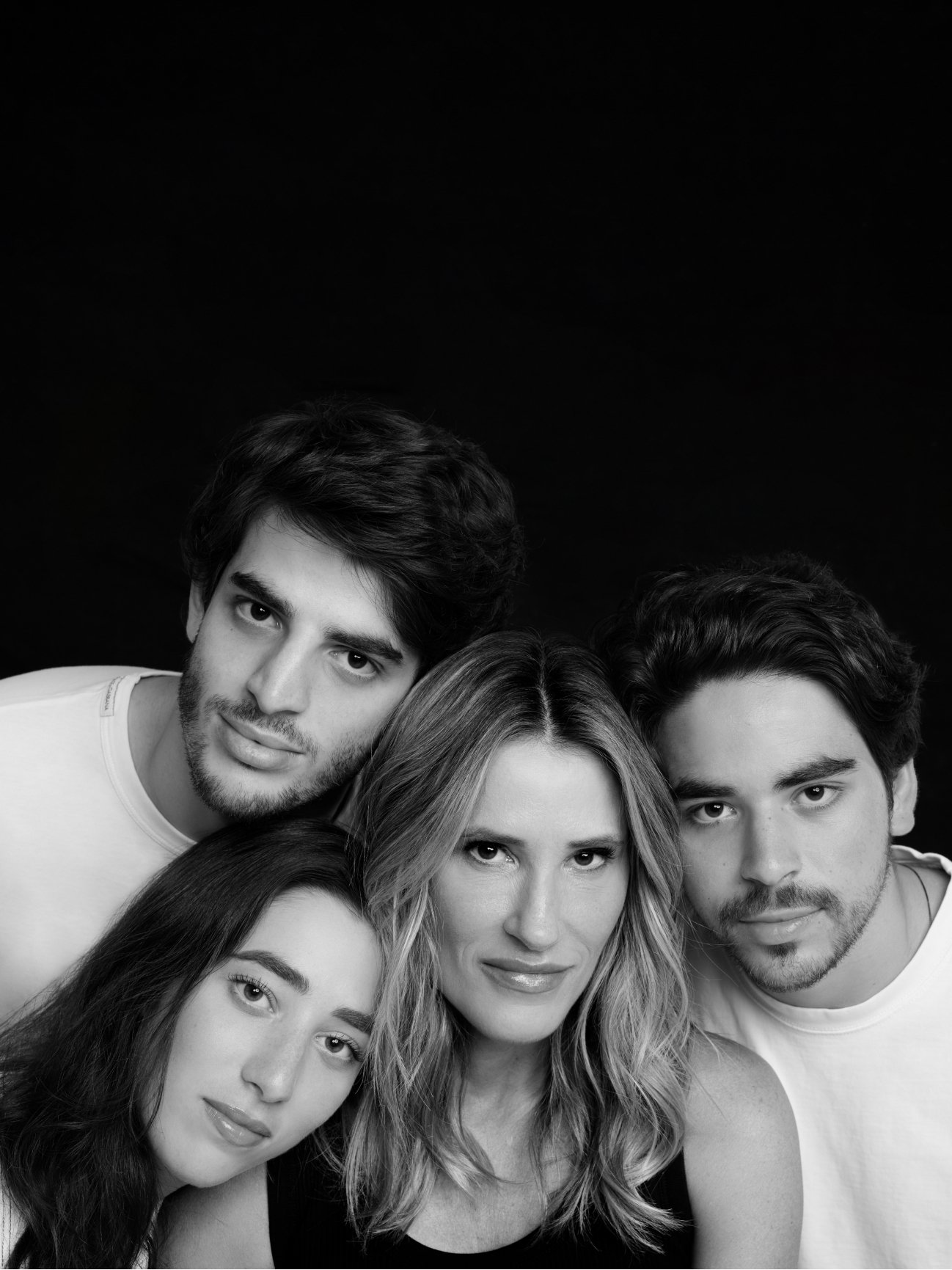 Quatro pessoas em um retrato preto e branco, simbolizando união familiar e maternidade.