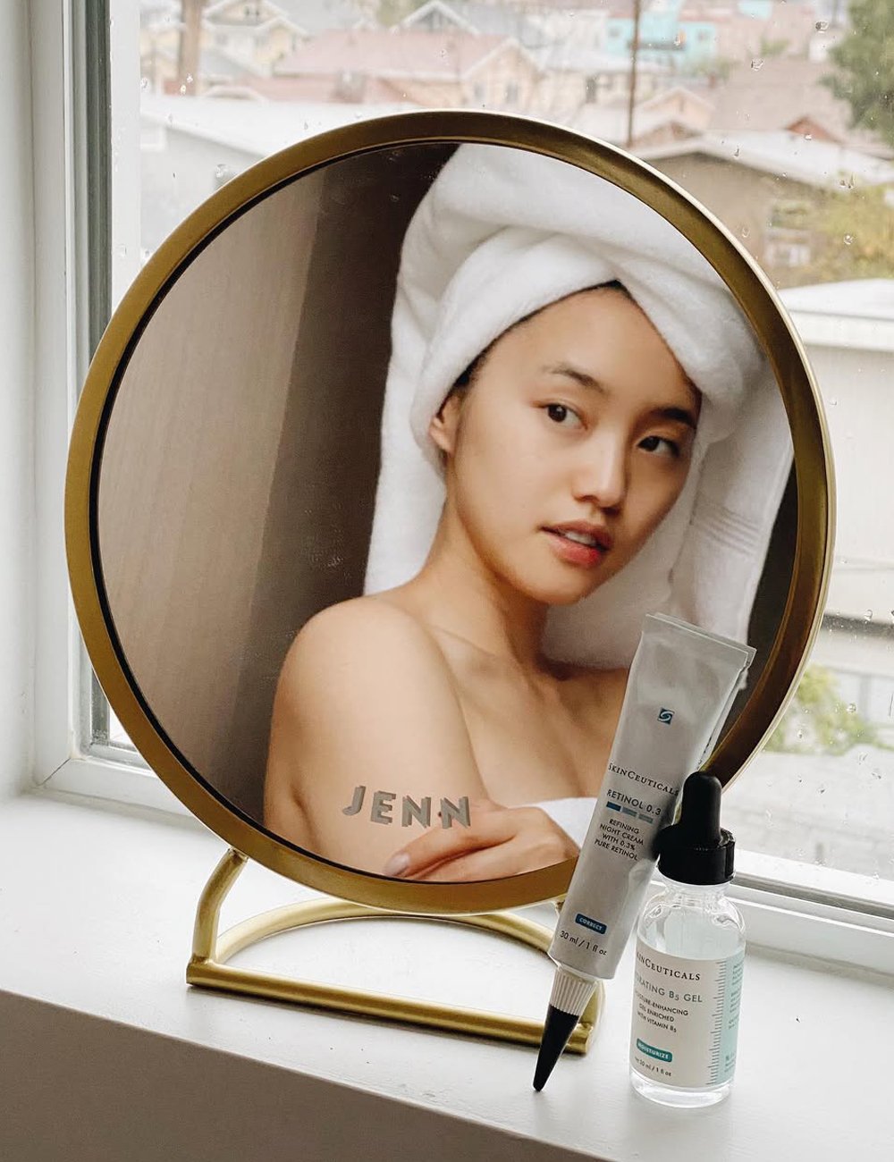 Modelo faz skincare em frente ao espelho