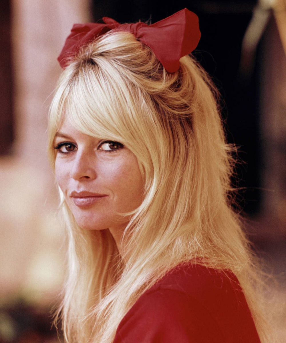Foto que mostra a franja da Brigitte Bardot, um ícone dos anos 60.