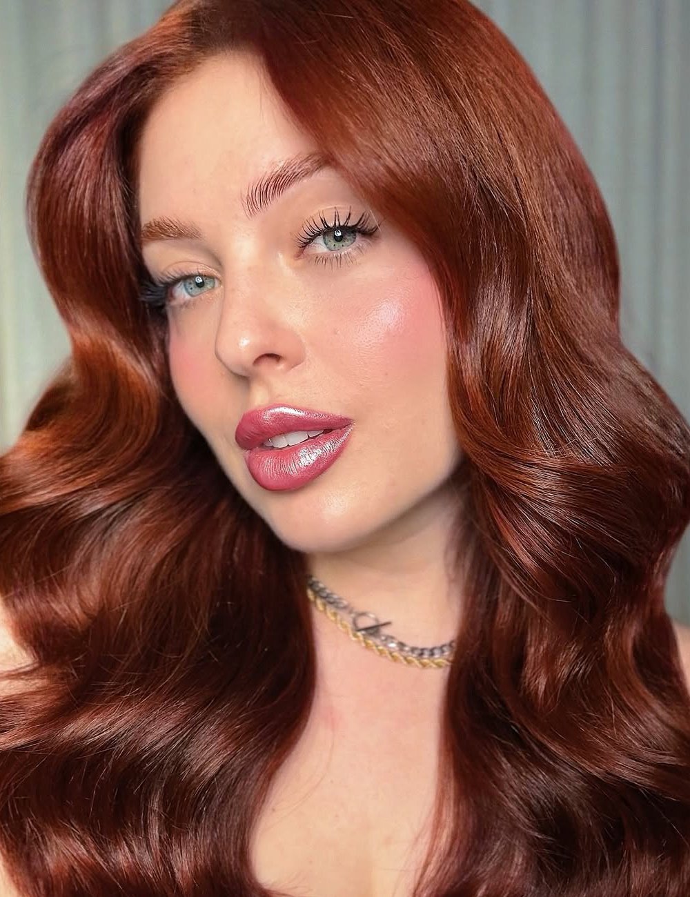 Modelo ruiva usa gloss com glitter