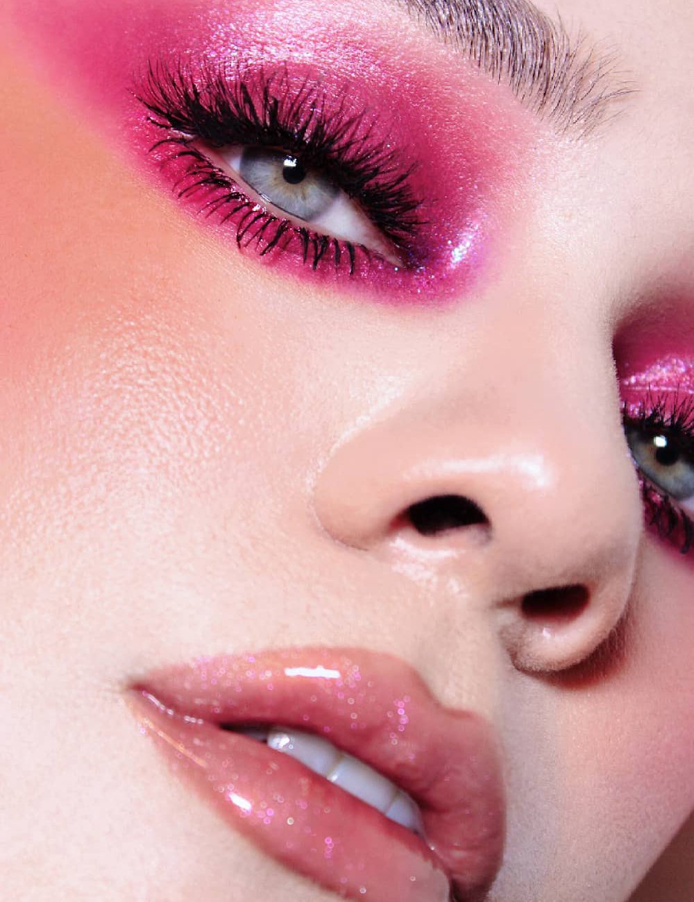 Modelo usa maquiagem em tons de rosa e gloss com glitter