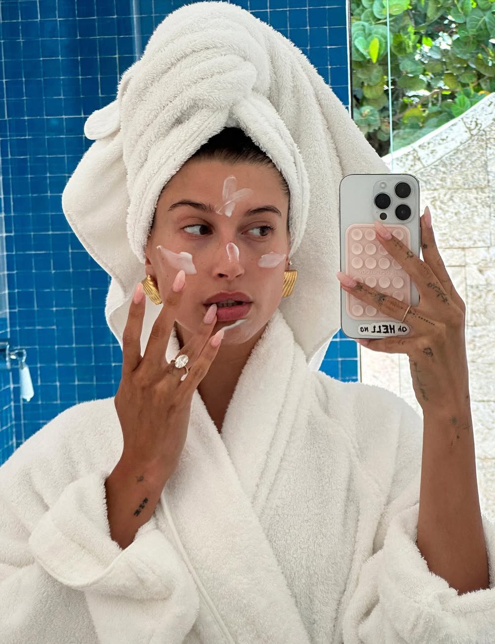 Hailey Bieber faz rotina de skincare