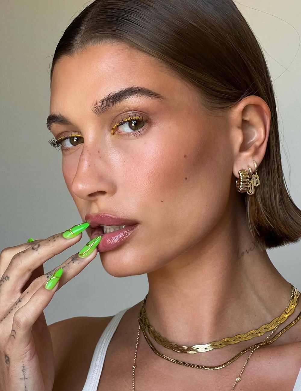 Hailey Bieber aplica hidratante labial