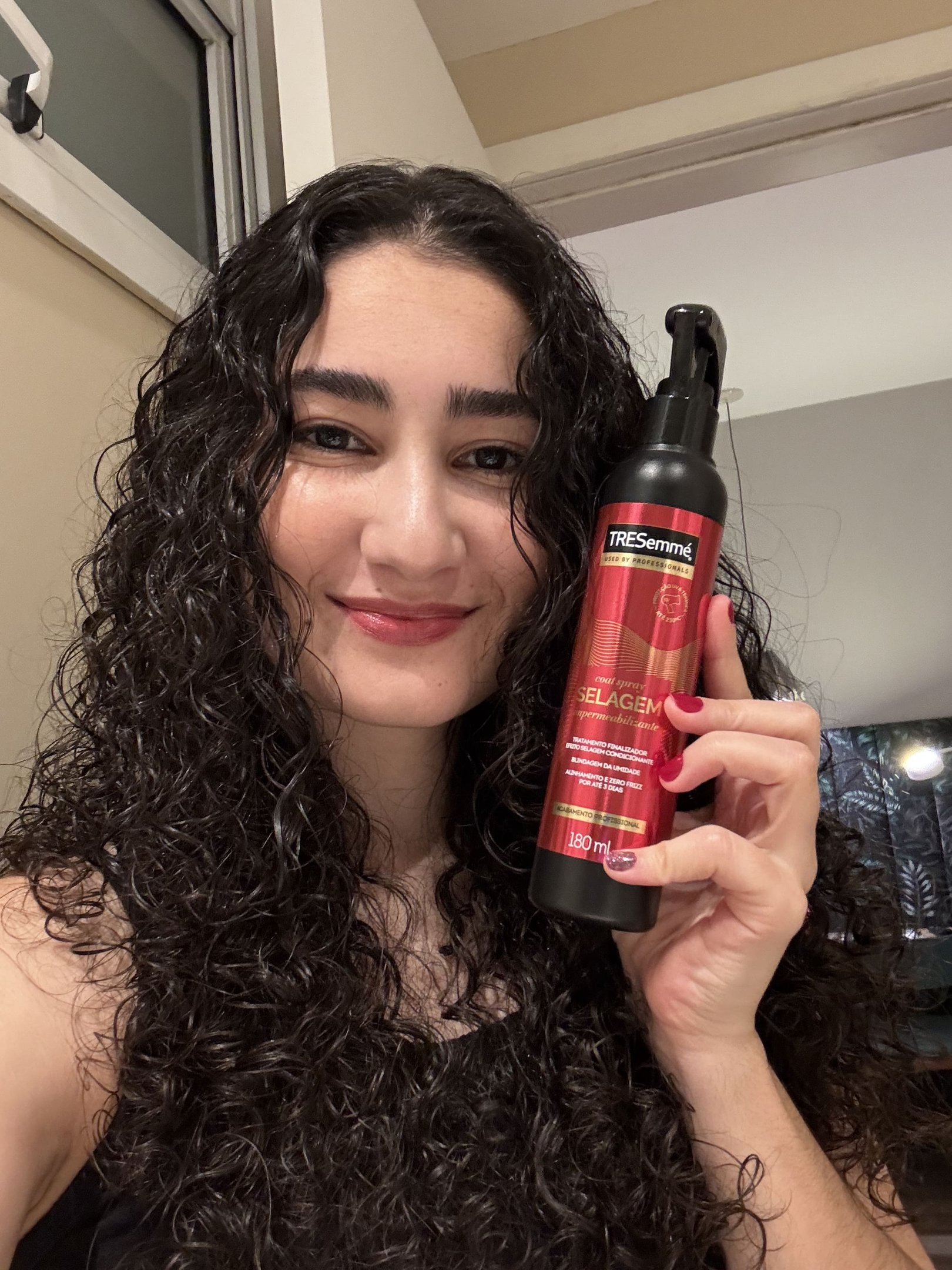 Clara Moura de cabelo cacheado e Coat Spray Impermeabilizante de TRESemmé - leave in antifrizz