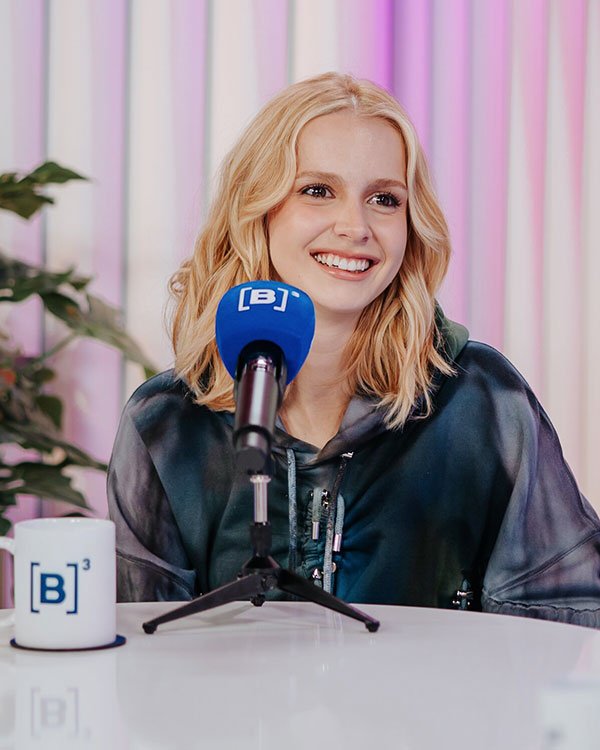 Isa Scherer participa de podcast sobre finanças.