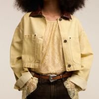 Jaqueta Cropped em Sarja Dirty Washed com Gola Contrastante Amarelo