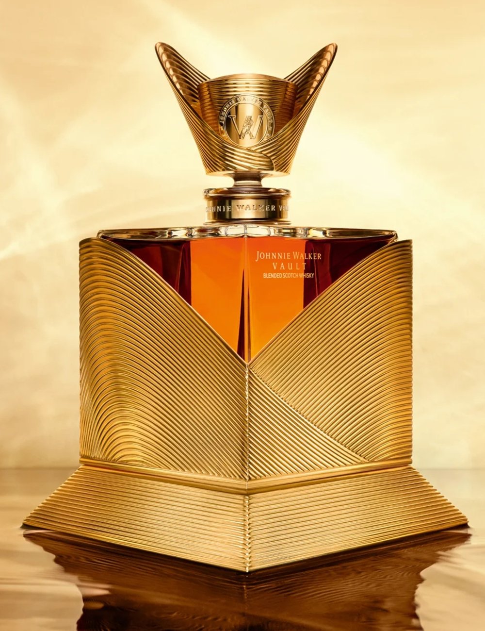 Garrafa de uísque Johnnie Walker Vault com design dourado elegante sobre fundo dourado.