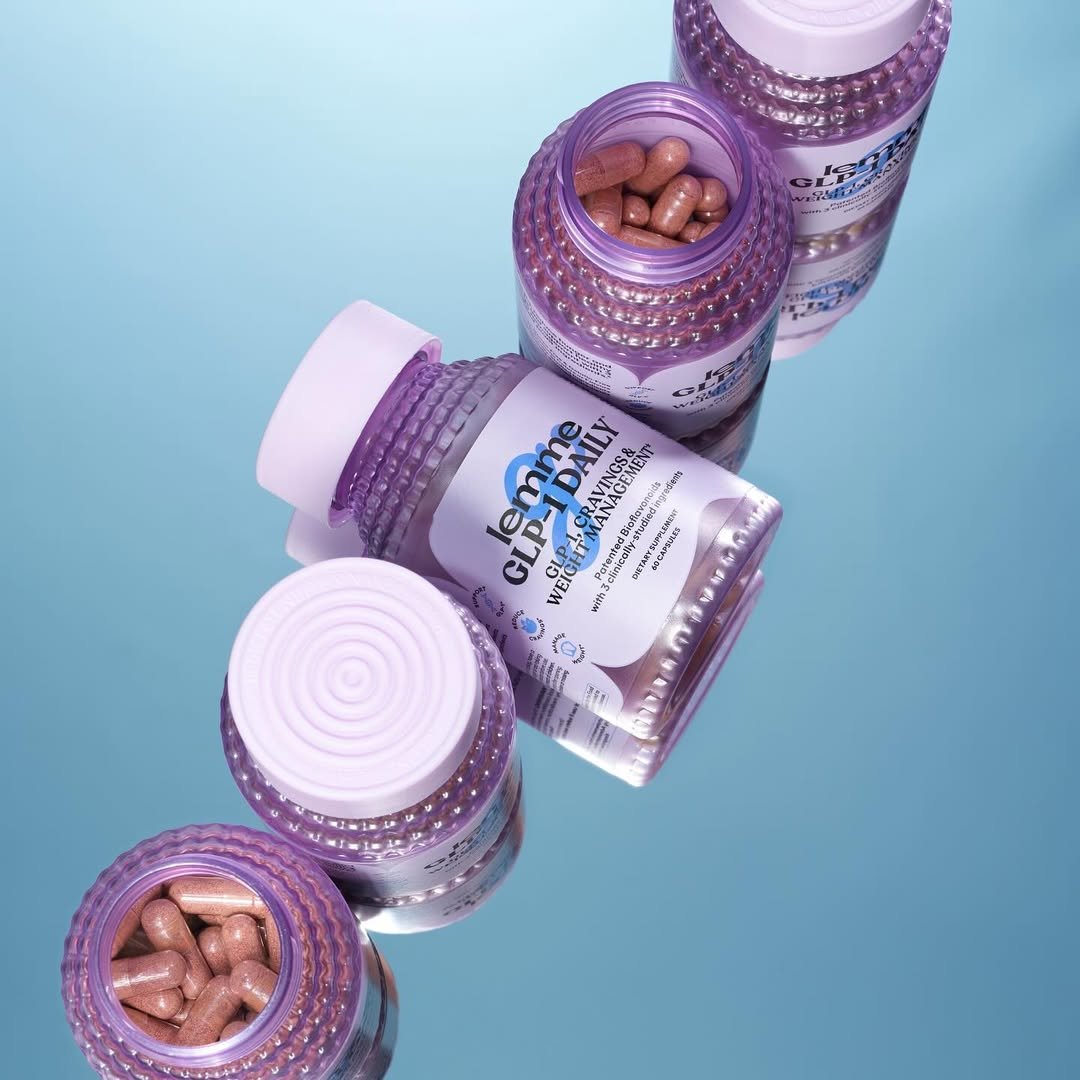 Frascos roxos de suplementos alimentares com tampas circulares, contendo cápsulas marrons. Na moda