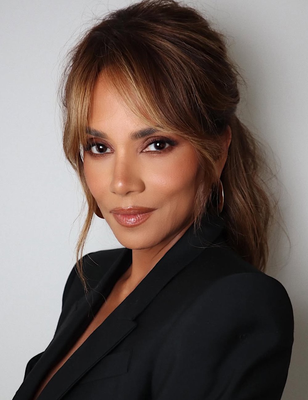 Halle Berry exibe madeixas em tom de loiro amendoado