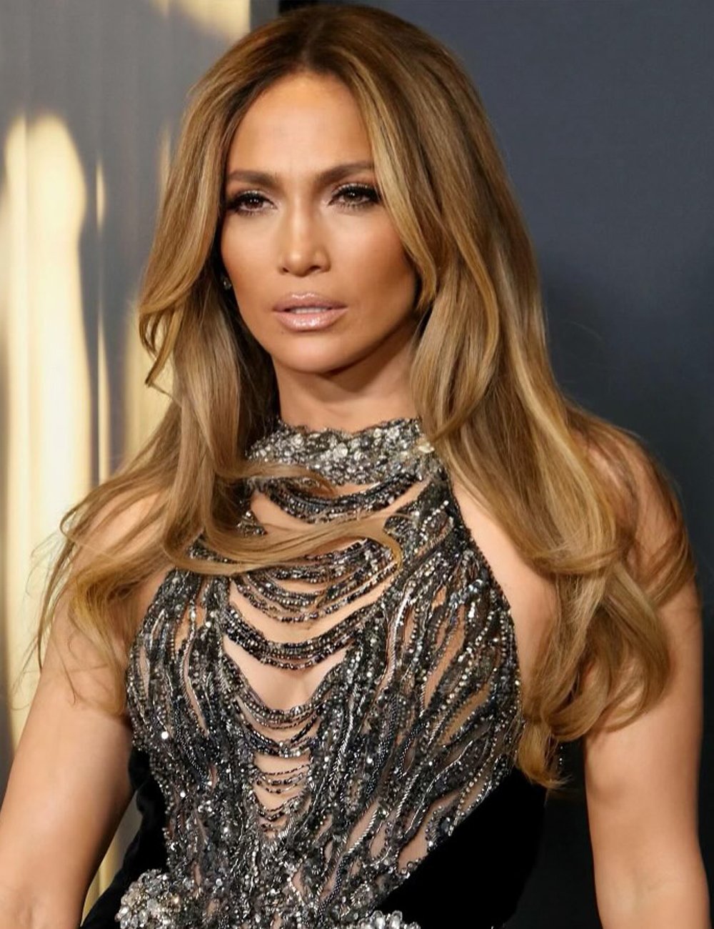 Jennifer Lopez exibe madeixas em tom de loiro amendoado