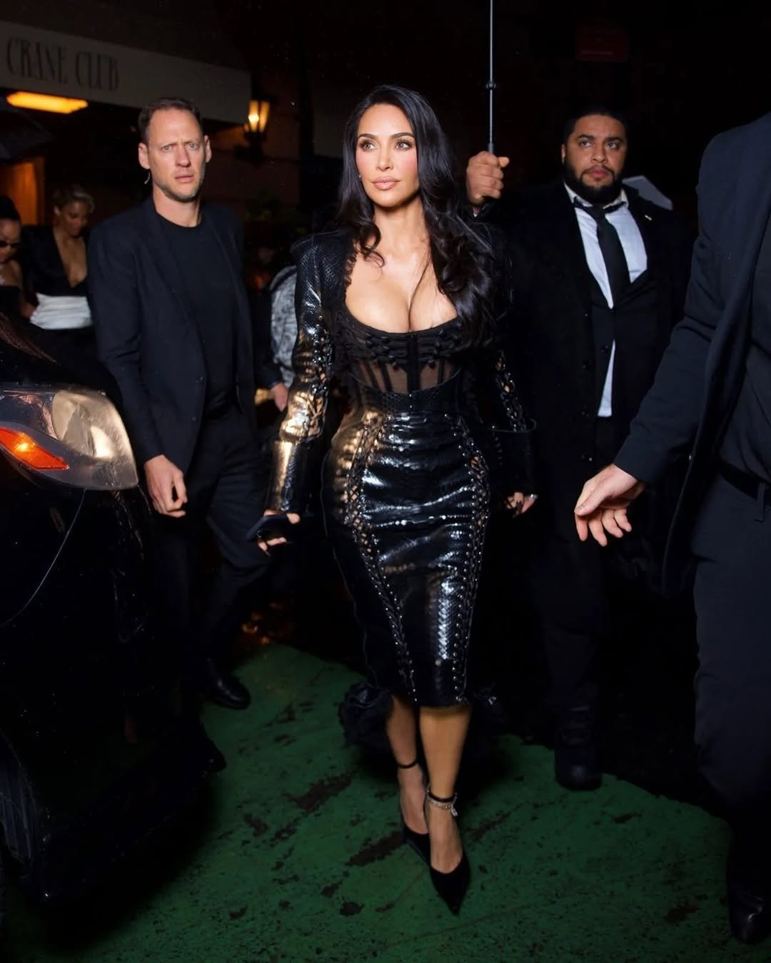 Uma mulher usando um vestido preto glamouroso.
