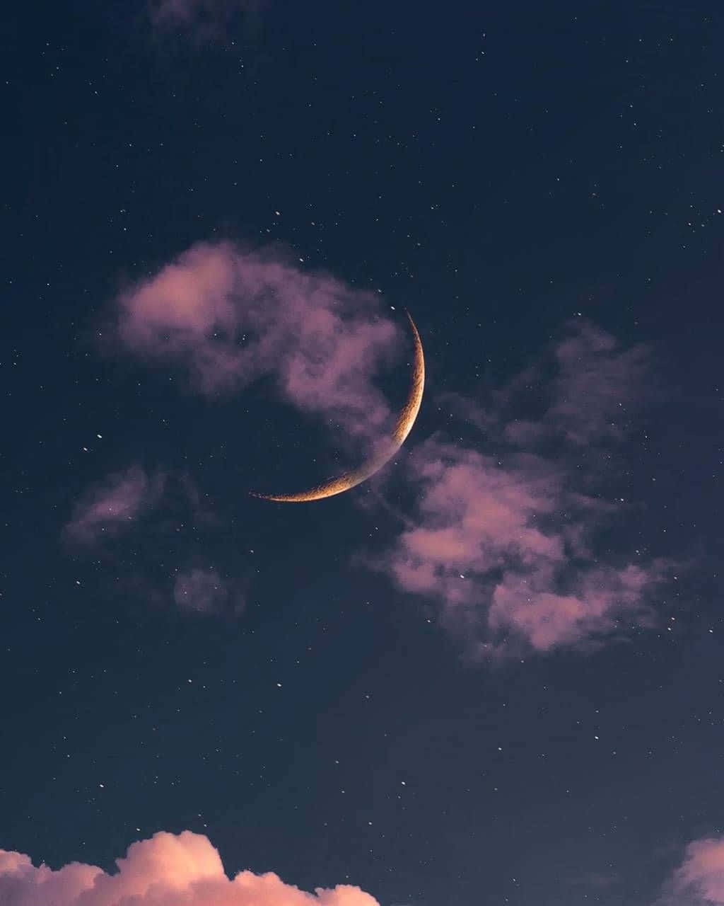 Lua crescente em céu estrelado com nuvens rosadas. Superlua Nova em Gêmeos