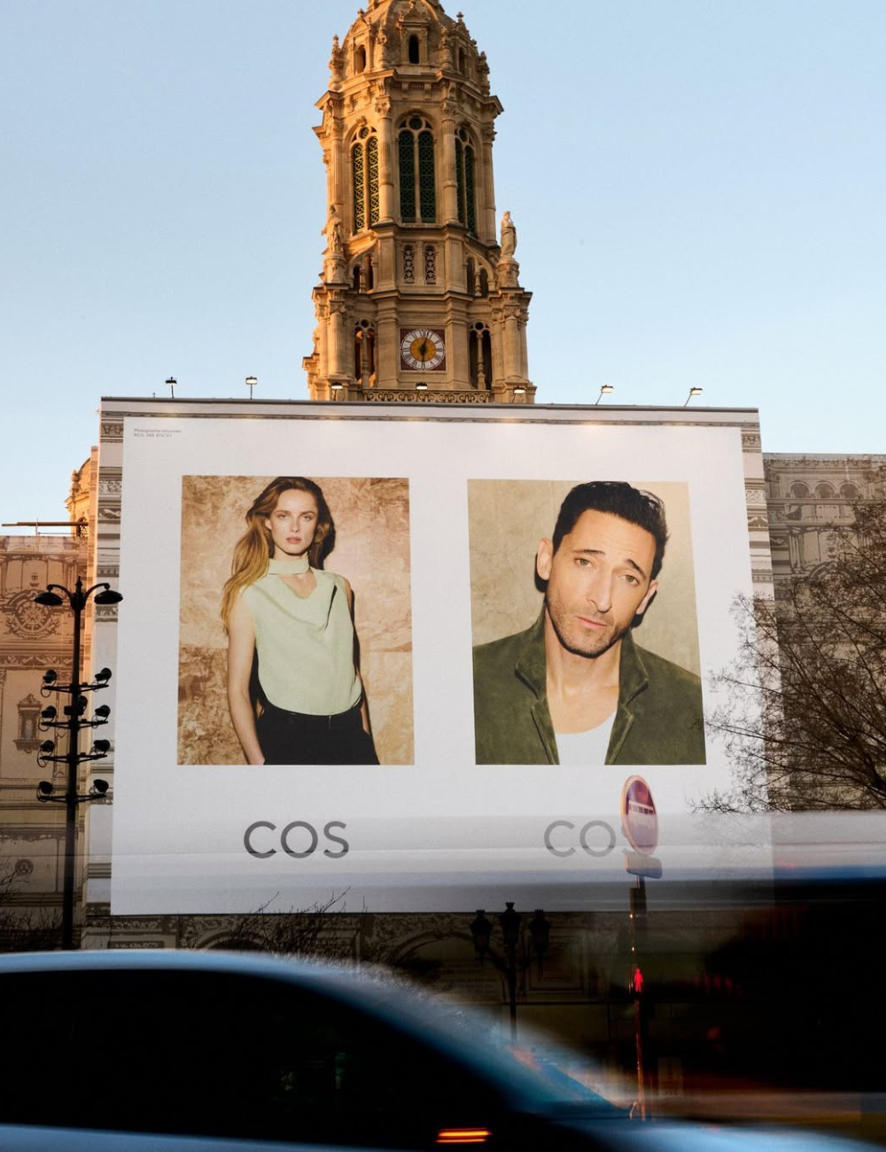 Outdoor publicitário da COS em uma fachada clássica, destacando estilo elegante e sofisticado.
