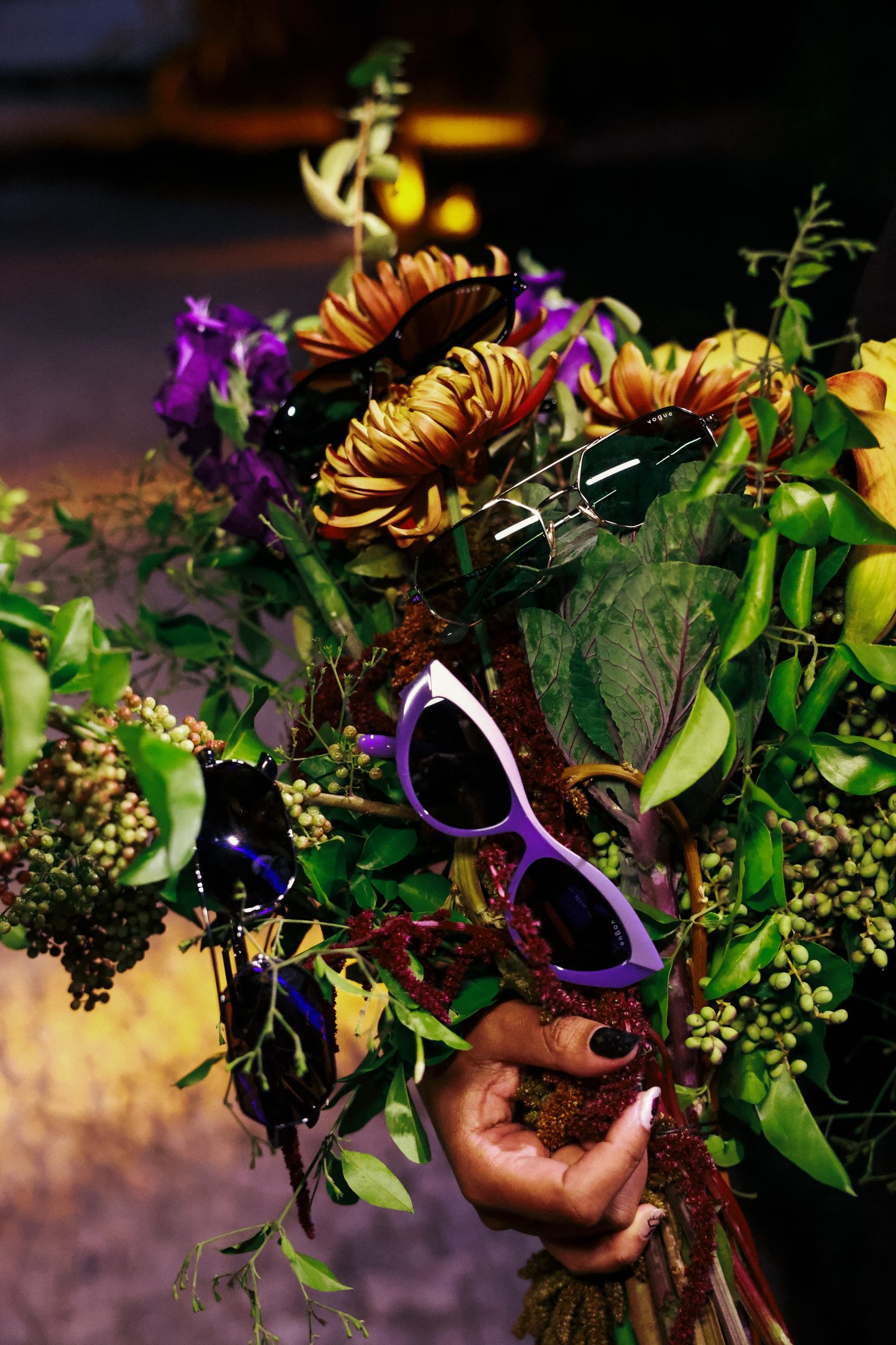 óculos de sol tendência em um buquet de flores no lançamento da nova coleção