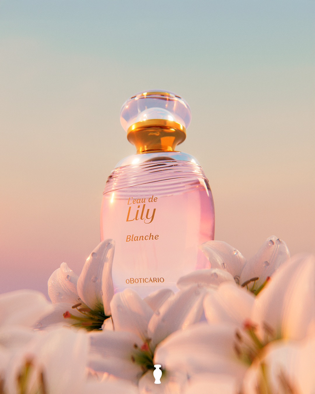 Frasco de perfume L'eau de Lily Blanche do Boticário cercado por lírios brancos sob céu suave.